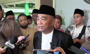 Menko PMK Muhadjir Effendy Laksanakan Salat Idulfitri 1444 H di Halaman Parkir Kantor PP Muhammadiyah