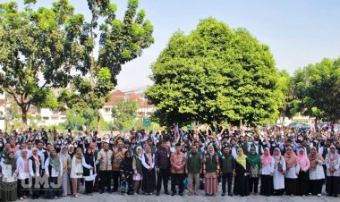 Rektor UMJ Ma'mun Murod Lepas 103 Mahasiswa KKN