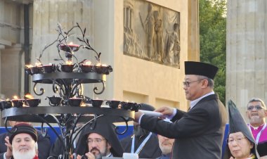 Bersama Tokoh Agama Dunia, Abdul Mu’ti Nyalakan Lilin Perdamaian di Berlin