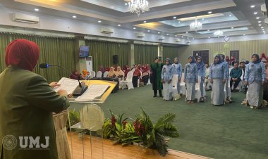 Delapan Lulusan Profesi Bidan UMJ Ikuti Pengambilan Sumpah Profesi