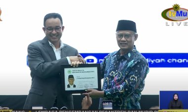 Haedar Nashir Berikan Tanda Anggota Kehormatan Muhammadiyah kepada Anies dan Cak Imin