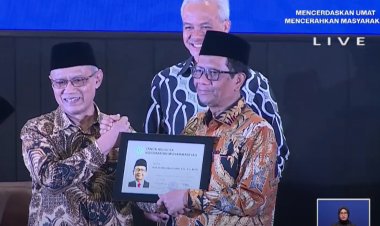 Muhammadiyah Berikan Tanda Anggota Kehormatan kepada Ganjar Pranowo dan Mahfud MD