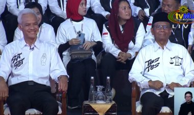 Ada Tulisan 'Sat-set' dan 'Tas-tes' di Baju Putih yang Digunakan Ganjar-Mahfud