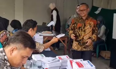 Abdul Mu'ti Gunakan Hak Pilihnya di TPS 74 Pondok Cabe Hilir Tangerang Selatan