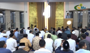 Suasana Salat Tarawih Perdana Ramadan 1445 H di Masjid At-tanwir