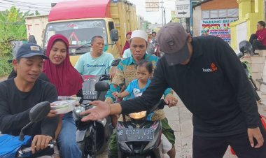 Lazismu Pusat Bagikan Takjil untuk Pengendara di Kota Tangerang