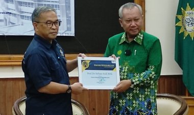 tvMu Anugerahi Rektor UMS Sofyan Anif Penghargaan Tokoh Pendidikan Berkemajuan dan Inspiratif