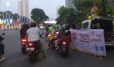Lazismu Kota Surabaya Bagikan Takjil kepada Pengendara di Jalan Gubenur Suryo
