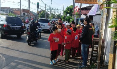 Siswa SD Muhammadiyah 3 Jakarta dan Lazismu Berbagi Takjil