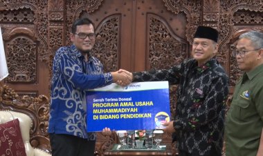 Dadang Kahmad Terima Bantuan Pendidikan dari Danone Indonesia