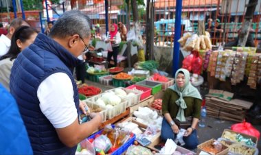 Mendag Zulkifli Hasan Cek Harga Bapok di Pasar Palmerah