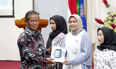 UMP Salurkan Bantuan Laptop dan Tablet untuk Mahasiswa yang Tinggal di Lereng Gunung