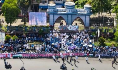 Mahasiswa Unismuh Makassar Bentangkan Spanduk Sepanjang 70 Meter Bertulis 'Aksi Bela Palestina dan Kutuk Israel'