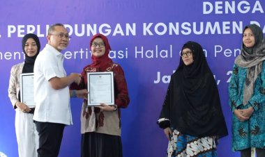 Ratusan Pelaku UMKM Terima Sertifikat Halal dari Mendag Zulhas