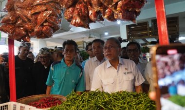 Bersama Pj Gubernur Jabar, Mendag Zulkifli Hasan Cek Harga dan Stok Barang kebutuhan Pokok di Pasar Tagog Padalarang