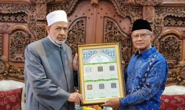 Haedar Nashir Berikan Hadiah Kalender Hijriah Global Tunggal ke Grand Syekh Al-Azhar