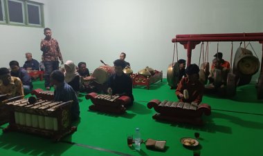 Lembaga Seni Budaya PWM DIY Terima Wakaf Seperangkat Alat Gamelan dan Wayang