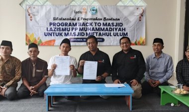 Lazismu Serahkan Bantuan Renovasi Sarana Ibadah ke Masjid Miftahul Ulum