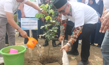 PP Muhammadiyah-Kemenko PMK Tanam Pohon dan Berikan Makan Sehat di Samarinda