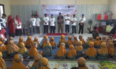 Muhammadiyah dan Kemenko PMK Kembali Bagikan Makanan Sehat di Samarinda