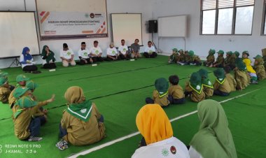 Muhammadiyah-Kemenko PMK Bagikan Makan Sehat kepada Pelajar di Kudus