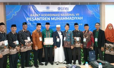 Ambo Asse Dapatkan Penghargaan dari Lembaga Pengembangan Pesantren