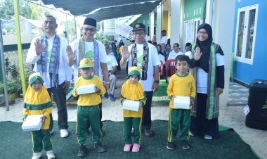 Cegah Stunting, Muhammadiyah dan Kemenko PMK Bagikan Makan Sehat di Kupang