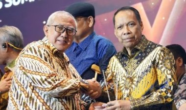 Rektor UMSU Peroleh Penghargaan SPS Sumut Awards 2024