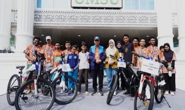 Rektor UMSU Berikan Penghargaan kepada Mahasiswa Internasional