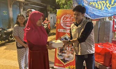 Lazismu Salurkan Ratusan Takjil dan Makanan Berbuka bagi Warga Terdampak Banjir di Jakarta Selatan