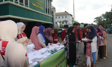 Fakultas Hukum UM Palembang Bagikan Takjil Berbuka Puasa Gratis