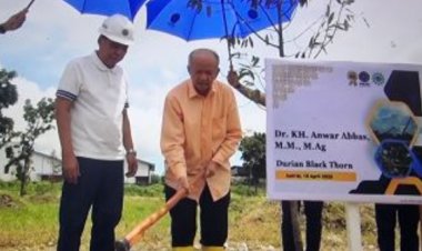 Anwar Abbas  Tanam Pohon Durian di Lokasi Pembangunan Gedung Muktamar ke-49