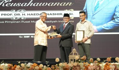 Haedar Nashir Dapat Penghargaan Tokoh Pendidikan Keusahawanan dari Universiti Malaysia Kelantan