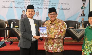 LDK PP Muhammadiyah Serahkan Buku Panduan Mualaf Learning Center ke PWM Jawa Barat