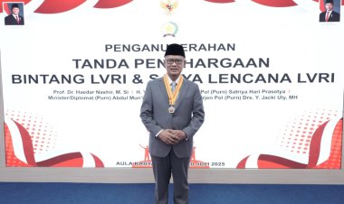 Haedar Nashir Terima Tanda Penghargaan Bintang LVRI
