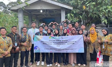 Mahasiswa KKN Bina Desa UMJ Serahkan Bantuan Lampu Berbasis EBT ke Kelurahan Saruni Pandeglang