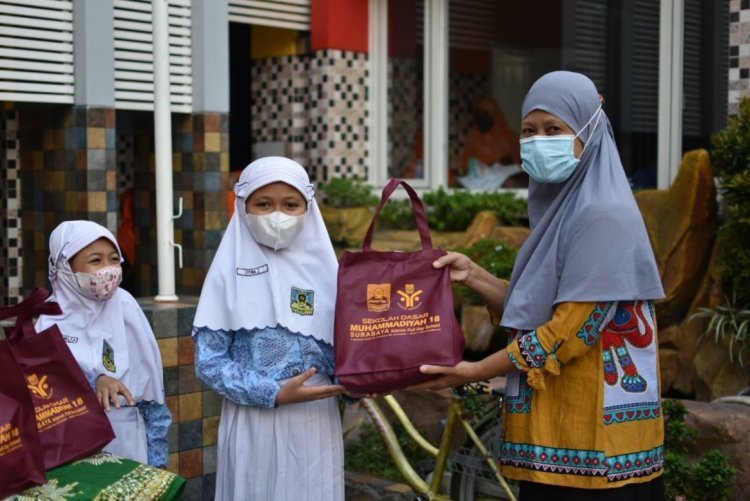 Minyak Lagi Langka, SD Muhammadiyah 18 Surabaya Bagikan Ratusan Paket Sembako