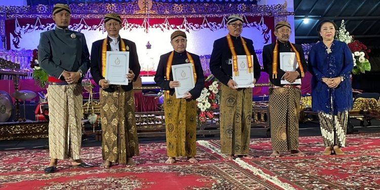 KH Tafsir Diberi Gelar Kanjeng Raden Aryo Tumenggung oleh Keraton Surakarta