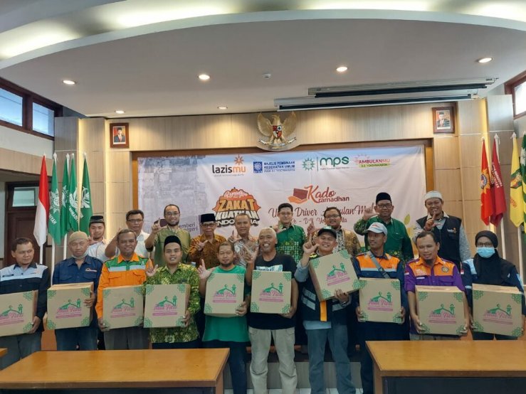 Lazismu DIY Berikan Kado Ramadan kepada 'Driver' AmbulanMu