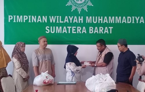 Lazismu Bagikan Kado Ramadan kepada Guru Muhammadiyah se-Sumbar