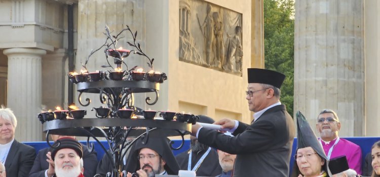Bersama Tokoh Agama Dunia, Abdul Mu’ti Nyalakan Lilin Perdamaian di Berlin