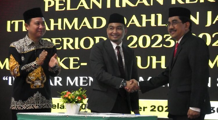 Yayat Sujatna Dilantik sebagai Rektor ITB-AD Jakarta Periode 2023-2027