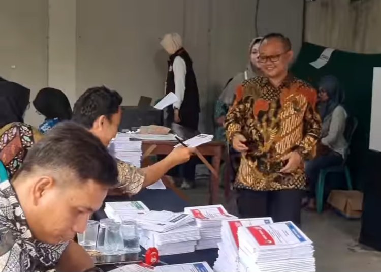 Abdul Mu'ti Gunakan Hak Pilihnya di TPS 74 Pondok Cabe Hilir Tangerang Selatan