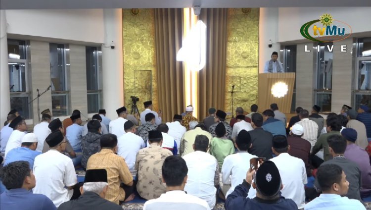 Suasana Salat Tarawih Perdana Ramadan 1445 H di Masjid At-tanwir