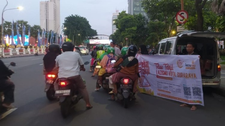 Lazismu Kota Surabaya Bagikan Takjil kepada Pengendara di Jalan Gubenur Suryo