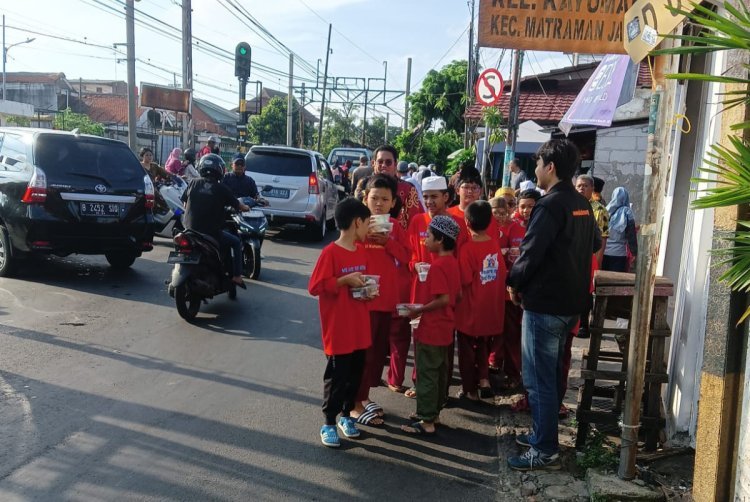 Siswa SD Muhammadiyah 3 Jakarta dan Lazismu Berbagi Takjil