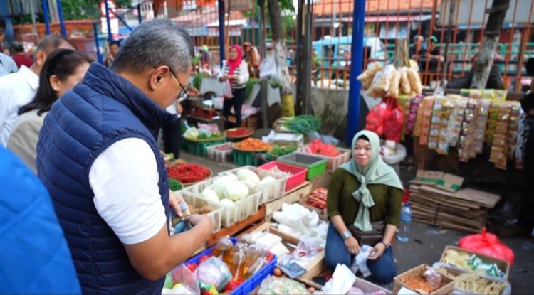 Mendag Zulkifli Hasan Cek Harga Bapok di Pasar Palmerah