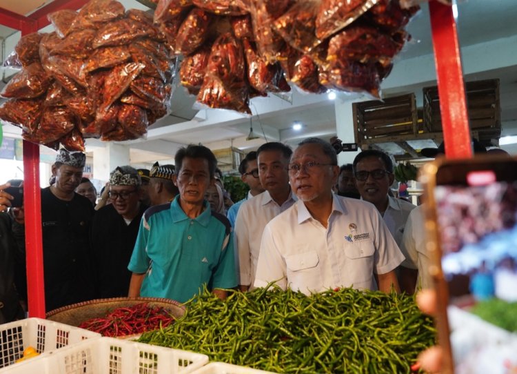 Bersama Pj Gubernur Jabar, Mendag Zulkifli Hasan Cek Harga dan Stok Barang kebutuhan Pokok di Pasar Tagog Padalarang