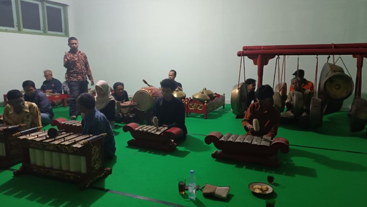 Lembaga Seni Budaya PWM DIY Terima Wakaf Seperangkat Alat Gamelan dan Wayang