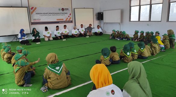 Muhammadiyah-Kemenko PMK Bagikan Makan Sehat kepada Pelajar di Kudus